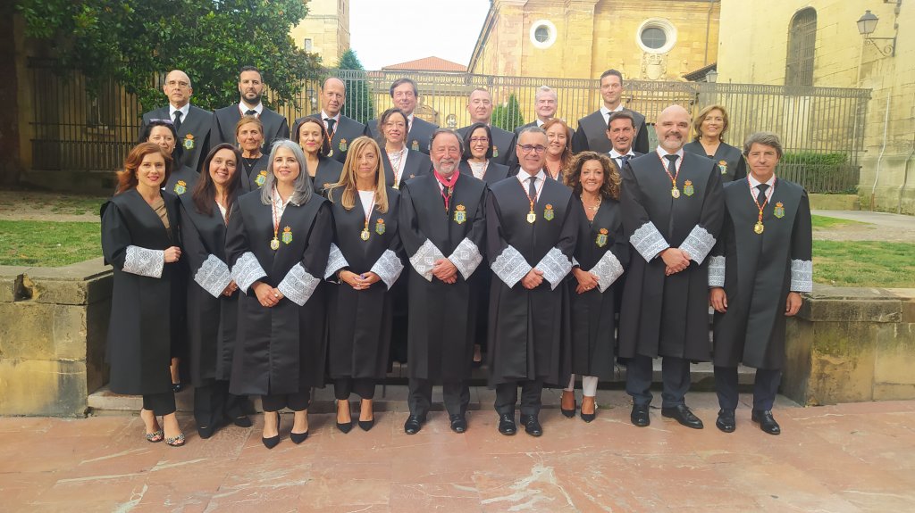 Nuevas togas para el Colegio de Abogados de Oviedo - La Nueva España